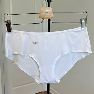 NWOT Triumph White Seamless Body Make Up Hipster Medium